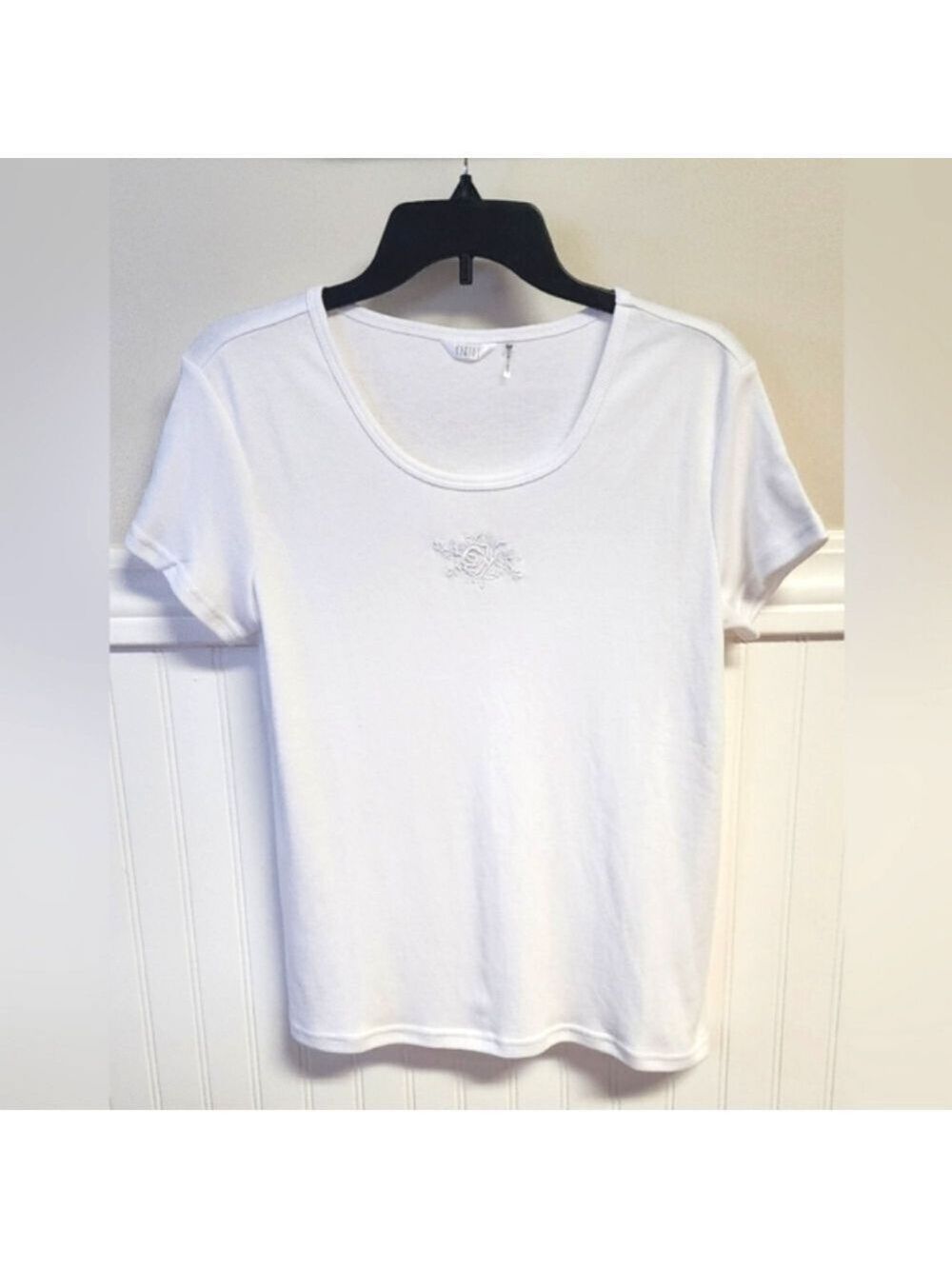 Kaktus Women's White Embroidered Rose Tee Medium - New With Tags